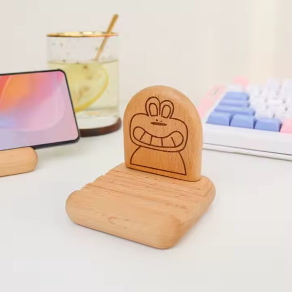 Cute frog-shaped wooden phone holder. Customizable phone wood holder for wholesale.